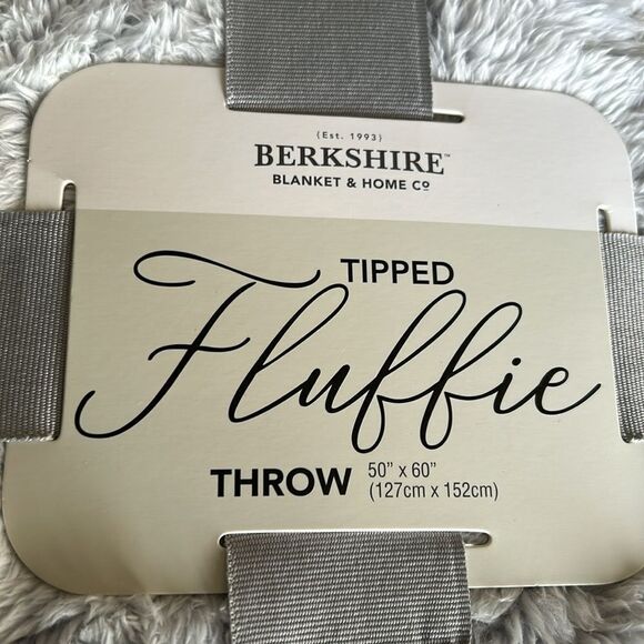 Berkshire Light Grey Throw 50x60 NEW Polyester Tipoed Flubbie - Picture 2 of 5